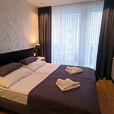 佩斯霍内特里莱克斯酒店 公寓式酒店 3*